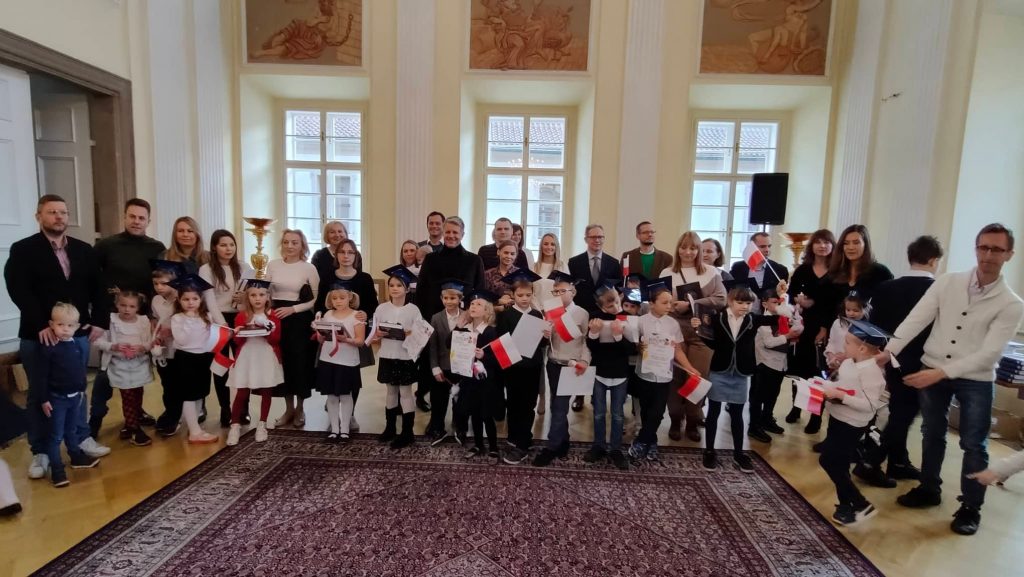 Pasowanie na ucznia Szkoły Polskiej w Pradze.