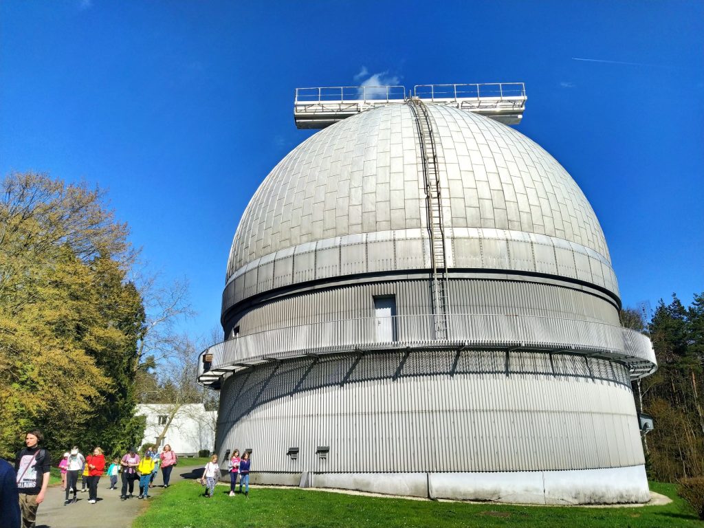 Wycieczka szkolna do obserwatorium w Ondřejovie